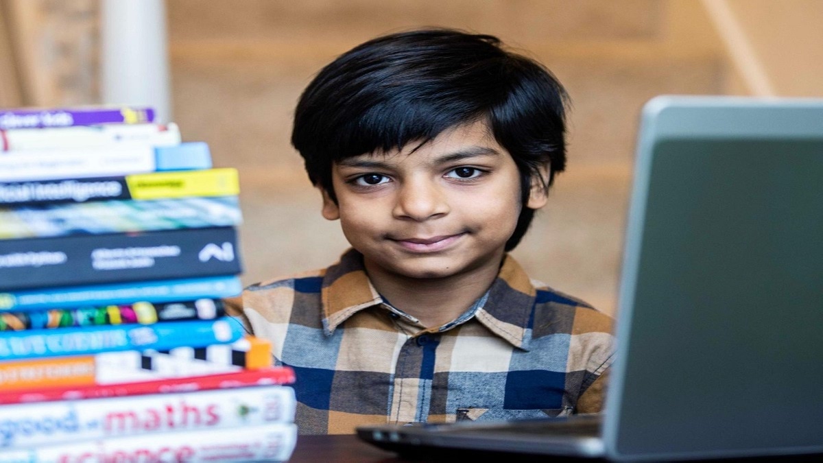 طفل من أصول آسيوية أصغر مبرمج للذكاء الاصطناعي في العالم