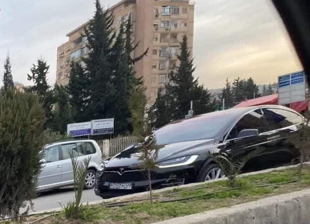 سوريا بدون كهرباء وسيارة تيسلا الكهربائية وسط دمشق