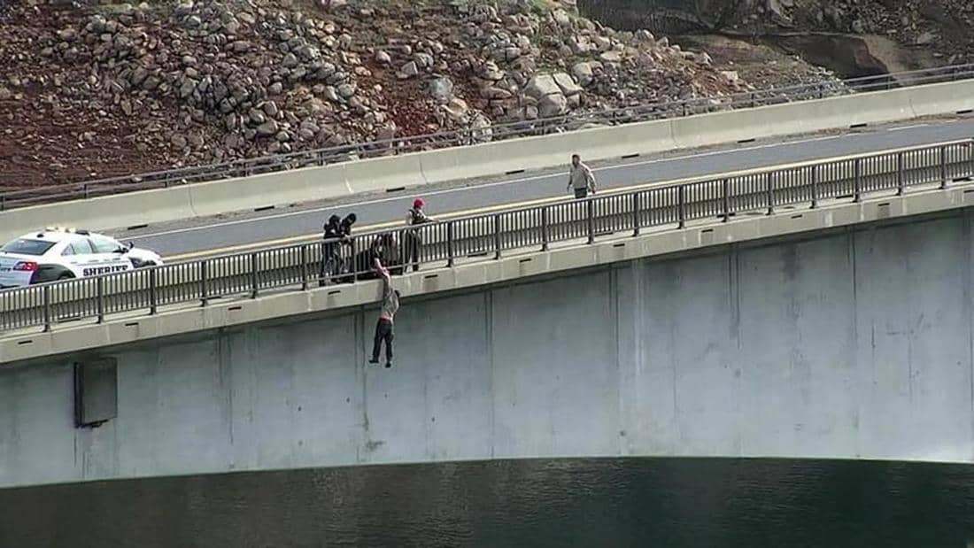 شرطي ينقذ رجل قفز من أعلى الجسر بغية الانتحار