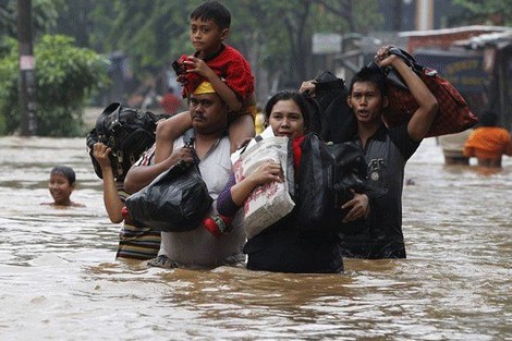فيضانات في إندونيسيا تجبر الآلاف على النزوح