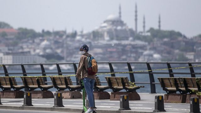 بالكميرات تركيا تصيد المخالفين لعدم ارتداء الكمامة في الطرقات