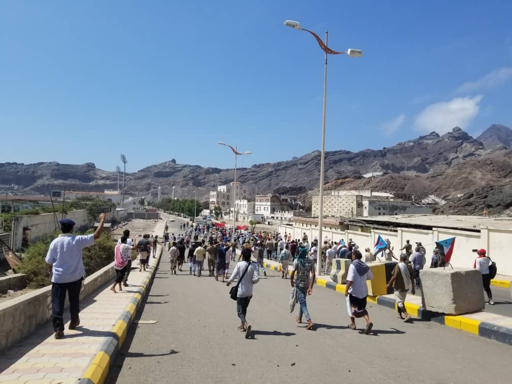 متظاهرون يقتحمون الحاجز الأمني للقصر الرئاسي في اليمن