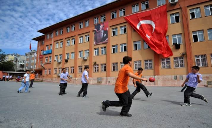 السعودية تغلق المدارس التركية وأتراك يعلّقون على القرار