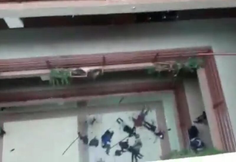 فيديو مرعب لحظة انهيار درابزين في جامعة بوليفيا تسبب بوفاة سبعة طلاب