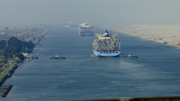 الملاحة المصرية تطمئن العالم بشأن جنوح السفينة العملاقة 