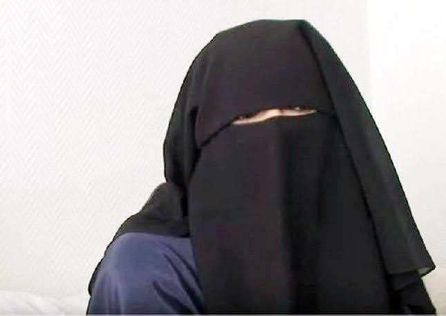 أشهر داعشية تخلع حجابها وارتدت بنطالاً ضيقاً