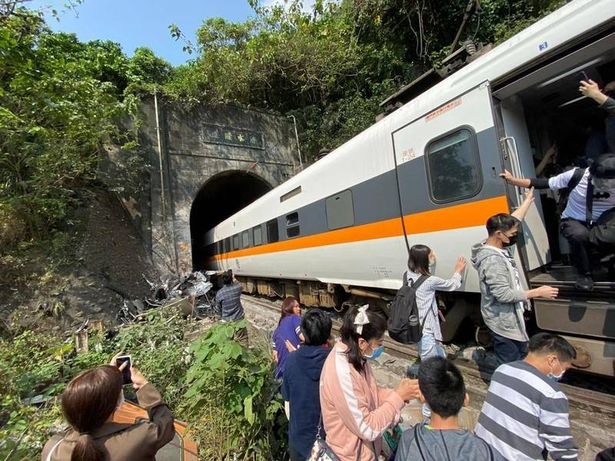 مقتل 36 شخصا وإصابة 72 نتيجة خروج قطار عن مساره في تايوان