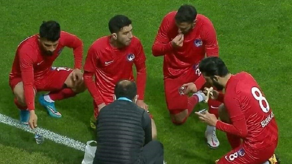 فيديو: لاعبون أتراك يفطرون أثناء سير المباراة