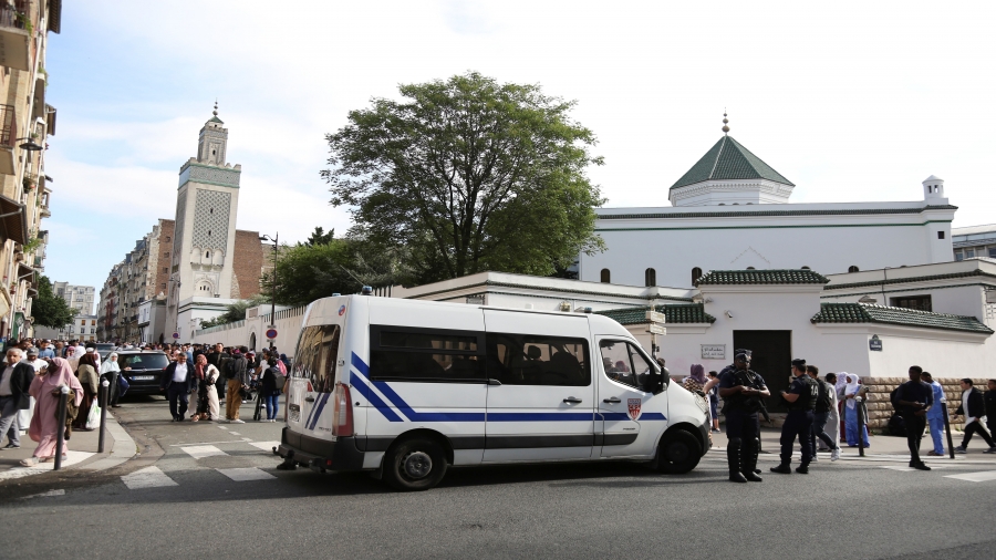 مسجد في فرنسا يتعرض للهجوم بكتابات معادية للإسلام