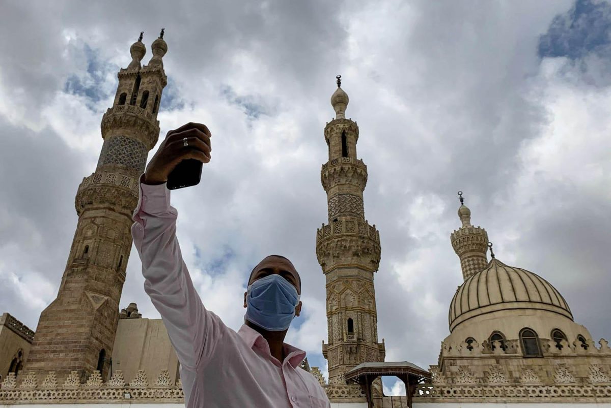 دفعت المال لإمام مسجد حتى يدعي على زوجها في كل صلاة