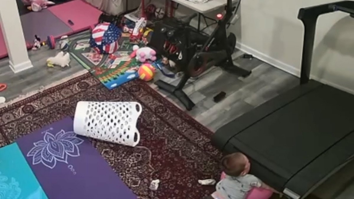 فيديو صادم لطفل ابتلعه جهاز المشي الرياضي داخل منزله