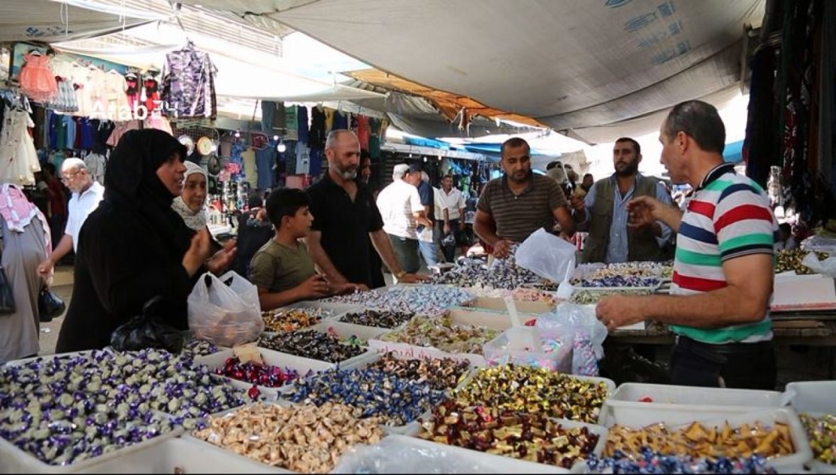 أجواء عيد الفطر في حلب... أسواق تزدحم بدون عمليات بيع أو شراء