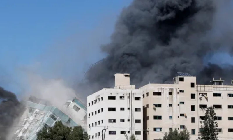 قوات الاحتلال الإسرائيلي تدمر برجاً في غزة يضم كبرى الوكالات العالمية