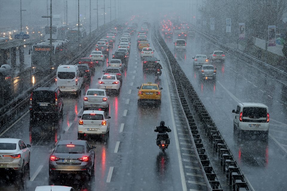 الأمطار الغزيرة تتسبب في شلل مروري بطرقات إسطنبول