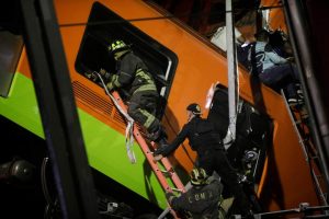 عشرون قتيلا وعشرات الجرحى بعد انهيار جسر في المكسيك لحظة مرور قطار مترو