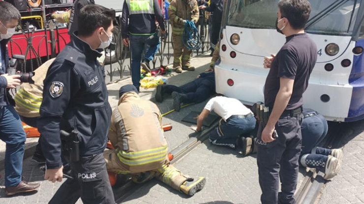 سقوط شخص أسفل عجلات الترام فاي في منطقة الفاتح