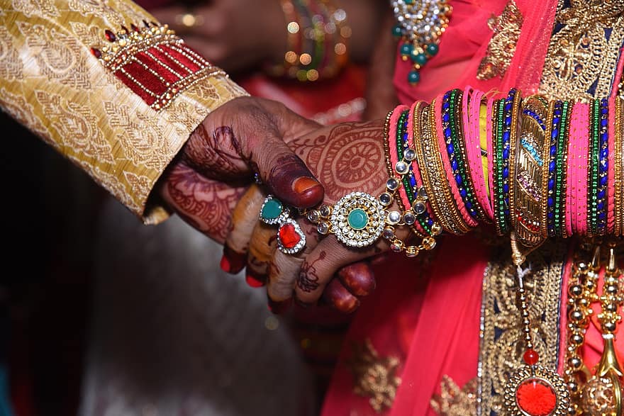 شاب هندي يساعد زوجته على الزواج من رجل آخر
