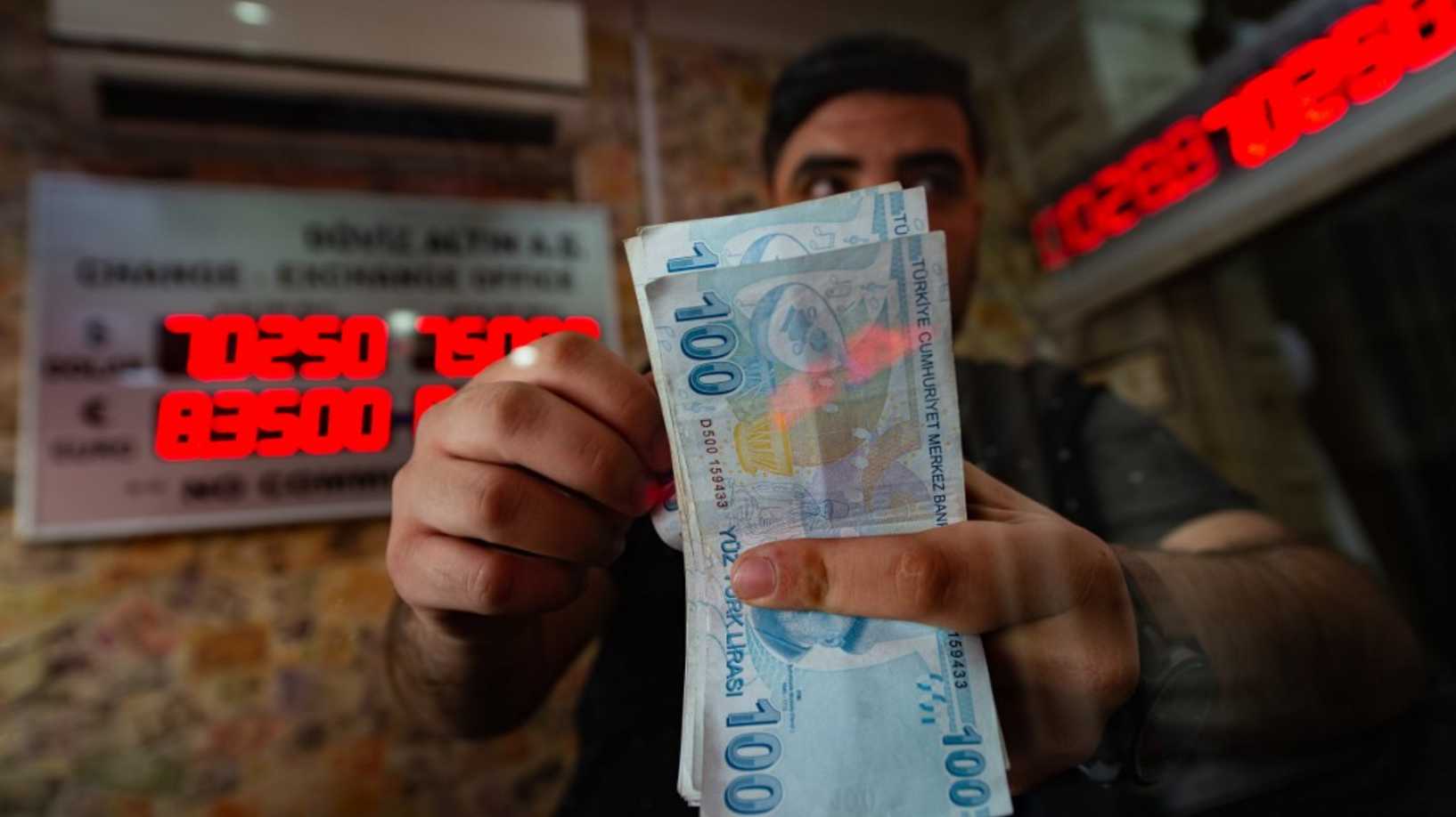 سعر صرف الدولار أمام الليرتين التركية والسورية وحتى الذهب