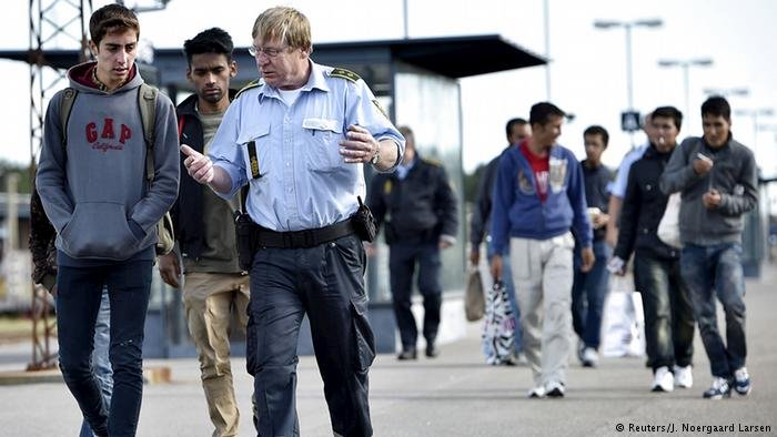 اللاجئون السوريون في الدنمارك مهددون بالترحيل إلى رواندا أو إريتريا