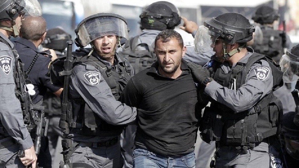 إسرائيل تعتقل العشرات من الفلسطينيين بينهم قيادي في حركة "حماس"
