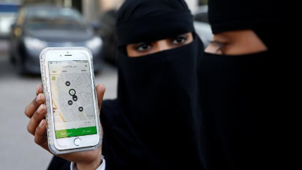 قد تصل إلى السجن لمدة عام.. سعودية ترفع دعوى على زوجها لجتسسه على هاتفها