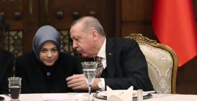 تعرف على هوية الشاب التركية المحجبة التي رافقت أردوغان