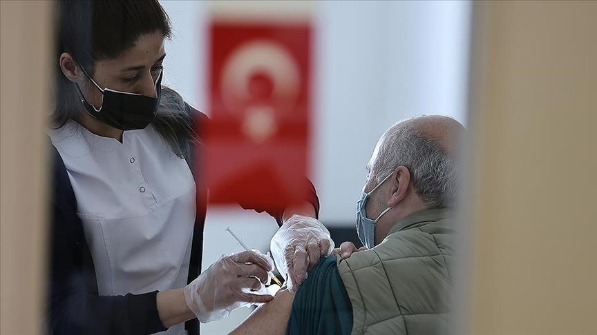 خفض المشمولين بلقاح كورونا في تركيا إلى سن 30 عاماً