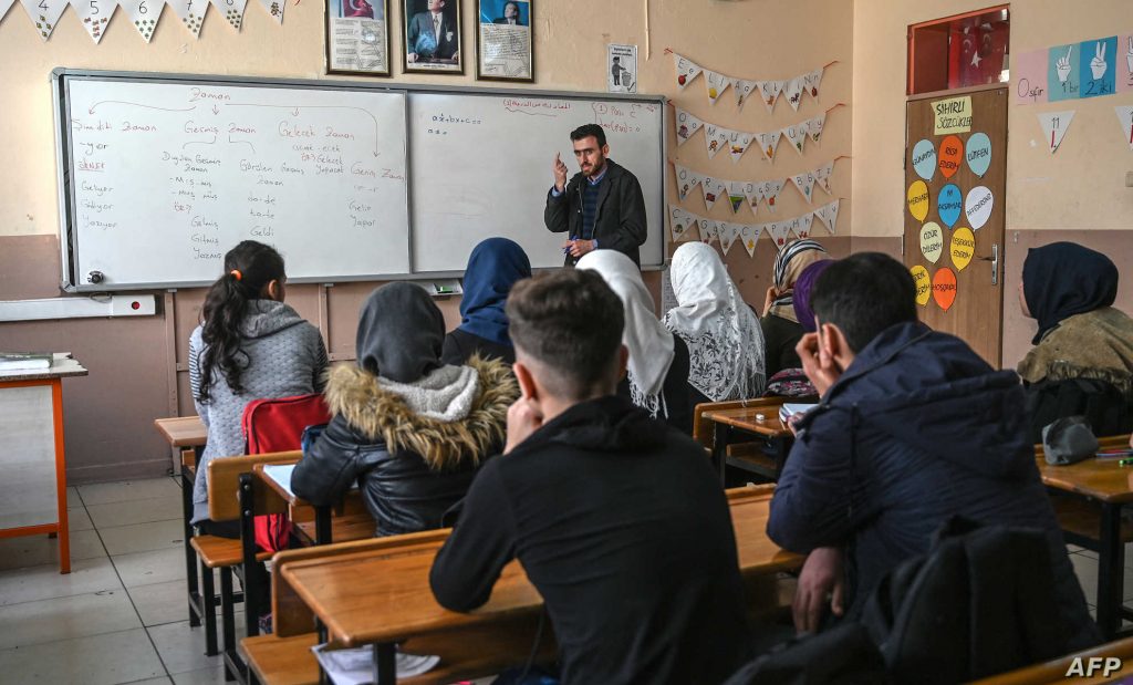 إنهاء عقود 13 الف معلم سوري في تركيا ينذر بكارثة