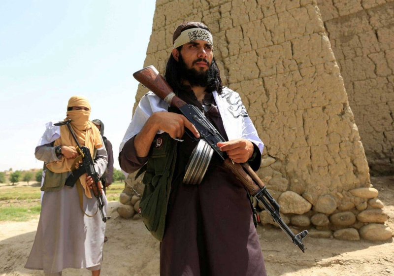 طالبان تسيطر على معبر حدودي مع باكستان