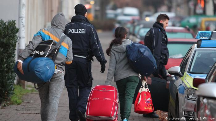 دعوات أوروبية لترحيل اللاجئين الذين يعتبرون خطراً على بلدانهم