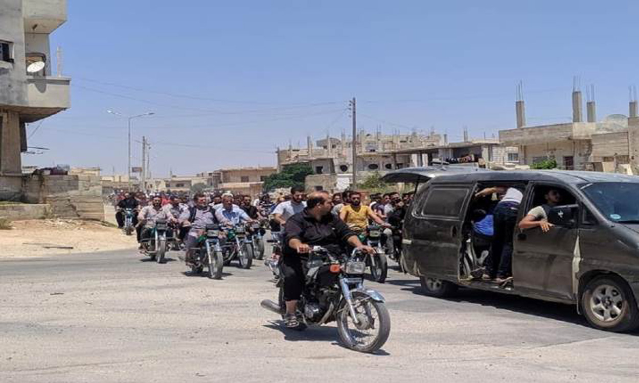 شبان يقطعون الأوتوستراد الدولي "دمشق - عمان" تضامناً مع درعا البلد