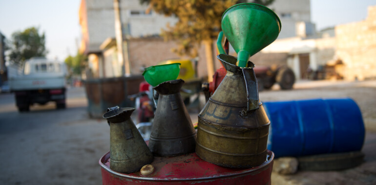 وزارة النفط السورية تخفض مخصصات المازوت للمواطن إلى 50 لتر فقطوزارة النفط السورية تخفض مخصصات المازوت للمواطن إلى 50 لتر فقط