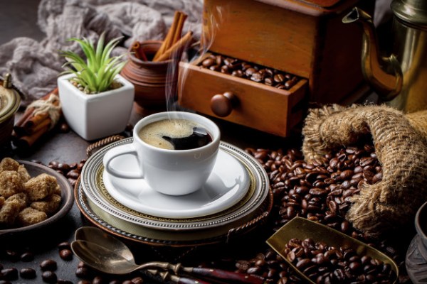 بعد أن كانت مشروباً يومياً، أصبحت القهوة بعيدة عن متناول غالبية السوريين ويقتصر شراؤها على الأغنياء،بينما يحاول عشاقها من الفقراء التأقلم بعيداً عنها