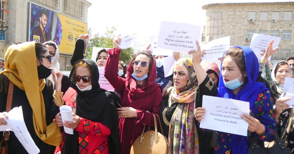 أفغانيات يتظاهرن في كابول.. يُطالبن "الحركة" باحترام حقوق المرأة