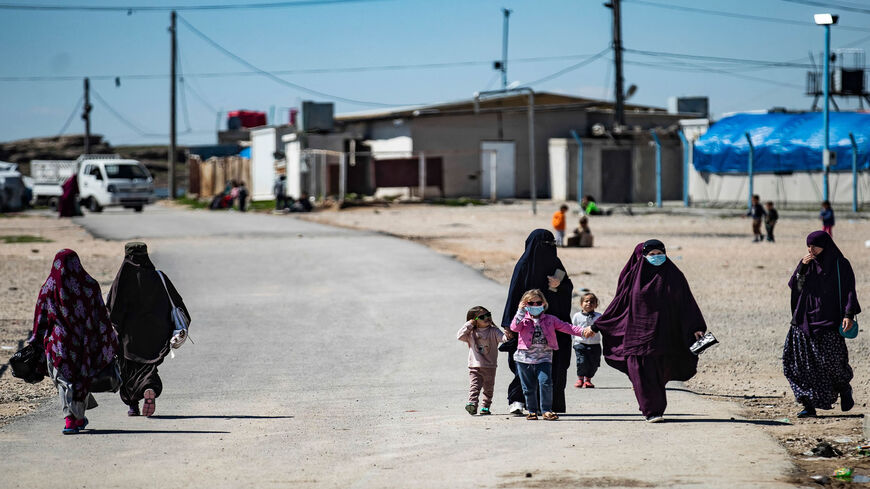 قامت القوات سوريا الديمقراطية "قسد" بنقل 300 عائلة من عائلات "داعش" من مخيم الهول إلى مخيم روج بريف الحسكة، لحصرهن في مخيم واحد والسيطرة على الأمن