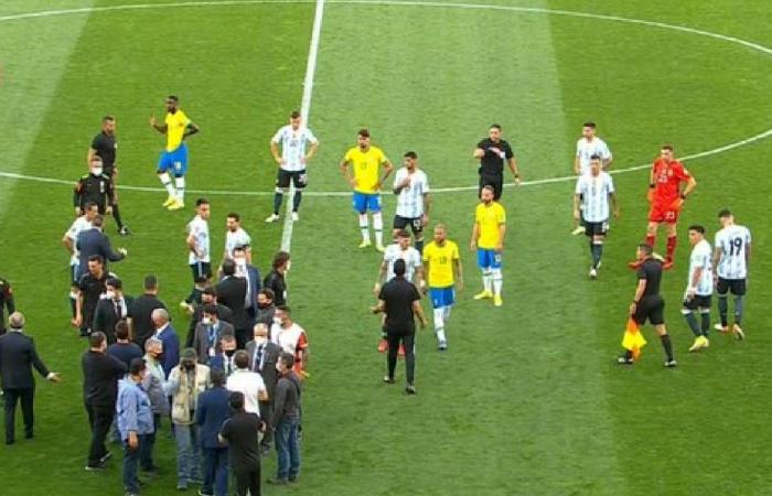 بعد دقائقة من انطلاقها.. إيقاف مباراة البرازيل والأرجنتين لهذا السبب