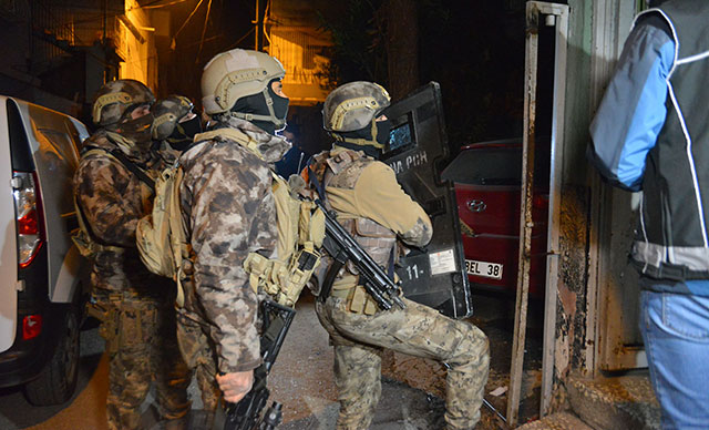 السلطات التركية تعتقل 19 شخصاً ضمن عملية واسعة بحثاً عن مطلوبين في أضنة