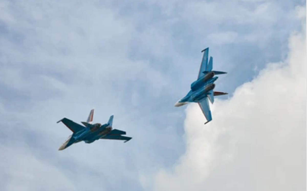 الطيران الحربي الروسي ينفذ 36 غارة على مواقع “داعش” في البادية السورية