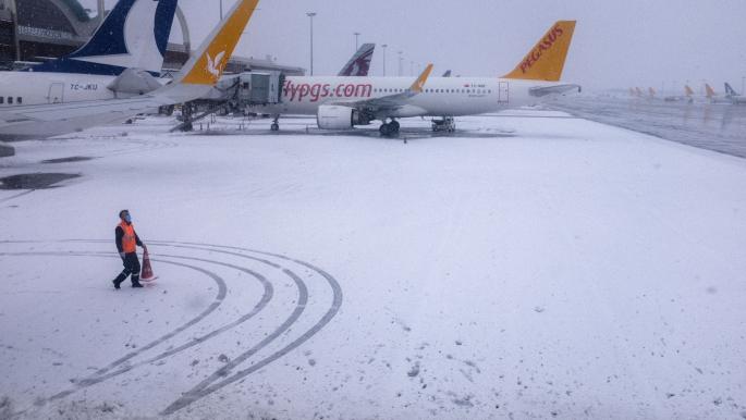 يبدو أن العاصفة الثلجية مازالت ترمي بظلالها على شتى مجالات الحياة فقد أعلنت شركة الخطوط الجوية التركية، عن إلغائها عدد من الرحلة الجوية من وإلى