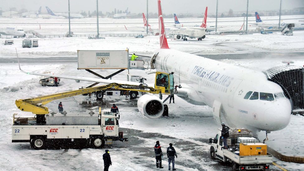 إلغاء رحلات جوية وبرية وتعطل طرقات... مستجدات العاصفة الثلجية في اسطنبول