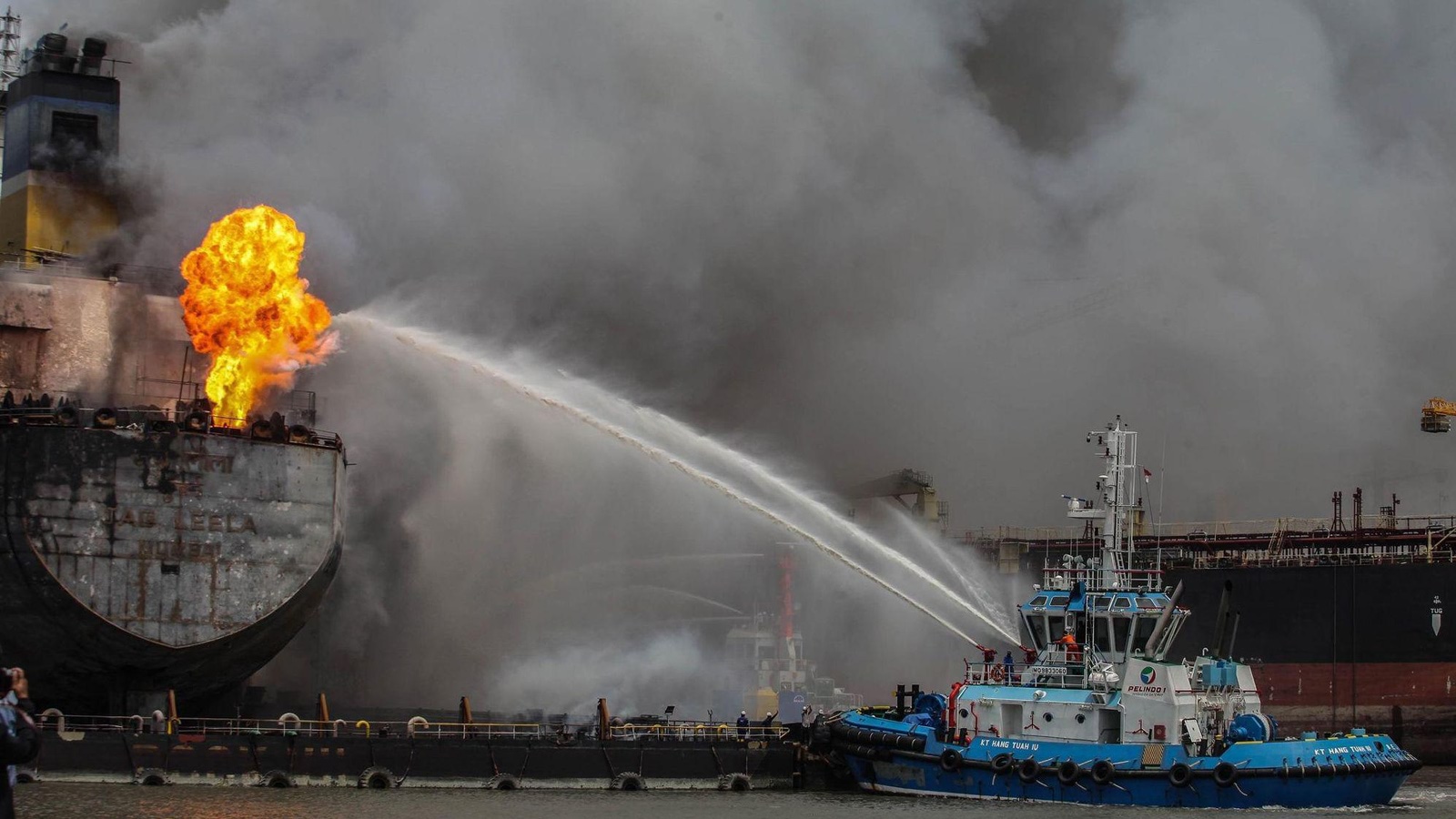 تتواصل أعمال إطفاء العبارة المحترقة وعلى متنها 288 شخصا