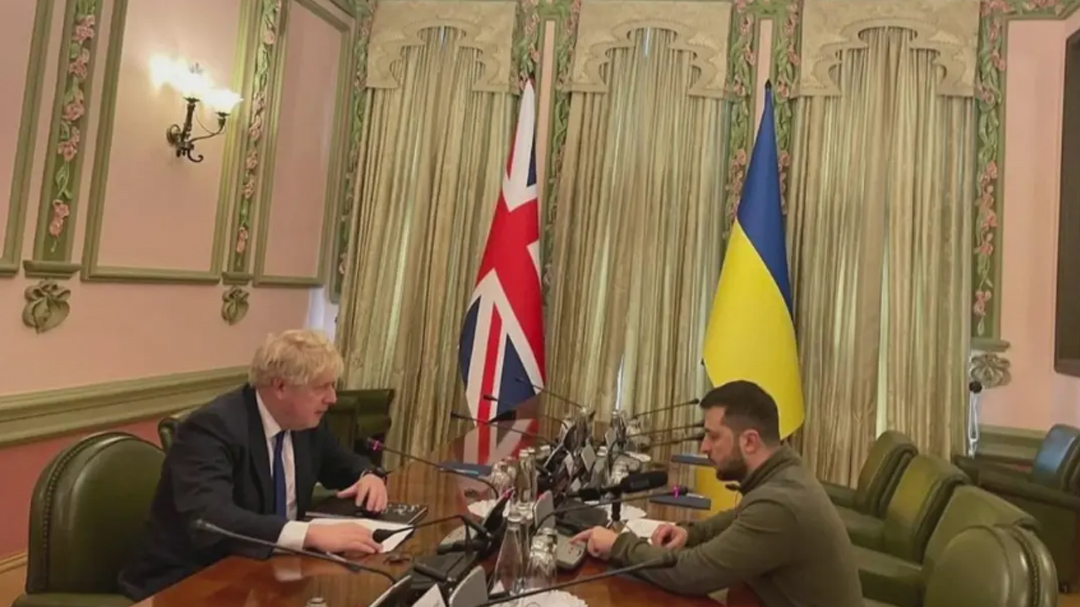 تحت ضربات المدافع.. رئيس الوزراء البريطاني يلتقي الرئيس الأوكراني في كييف