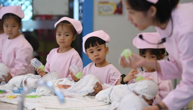 الصين تتخذ إجراءات لتشجيع الأسر على إنجاب الأطفال
