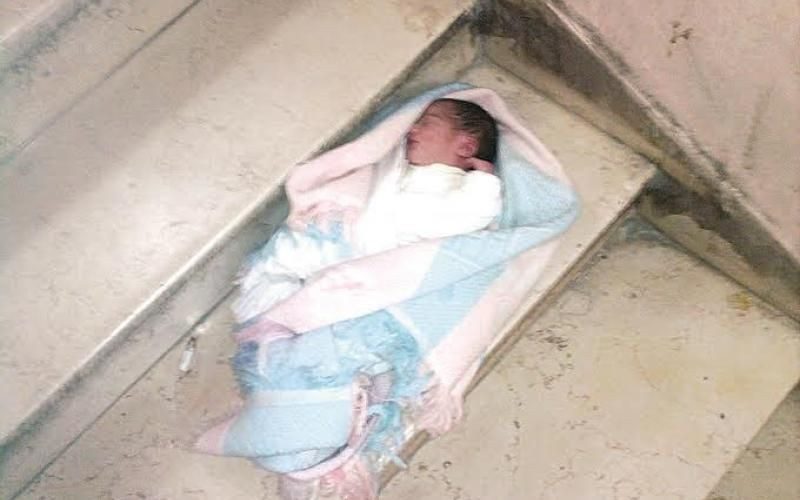 العثور على رضيع حديث الولادة مرمي في دير الزور (الصورة تعبيرية)