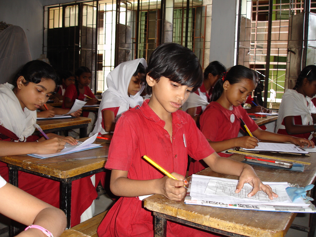 بنغلادش تقليص دوام المدارس بسبب نقص الكهرباء