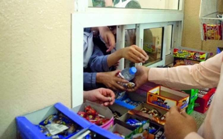 قدمت وزارة الصحة في السعودية مقترحاً لوضع شروط صحية خاصة لخدمات التغذية في المدارس، وكان أبرزها منع بيع المشروبات الغازية، التي يشكل تناولها