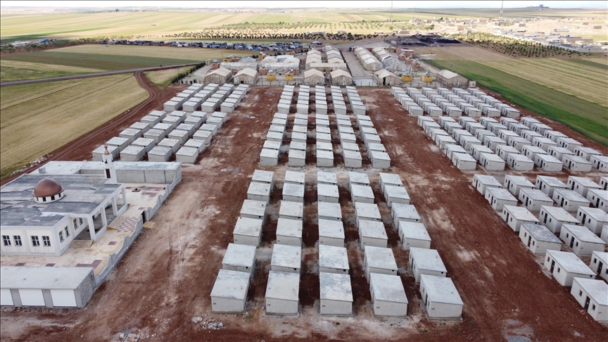 أعلنت تركيا، اليوم السبت، عن الانتهاء من بناء مايزيد عن 62 ألف منزل من الطوب للنازحين السوريين في إدلب شمال غربي سوريا.