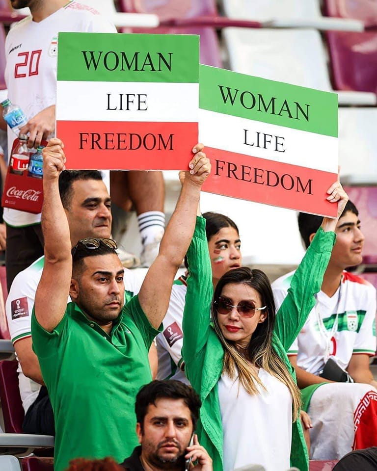 لافتات رفعت في مباراة إيران وإنجلترا في كأس العالم قطر 2022. 