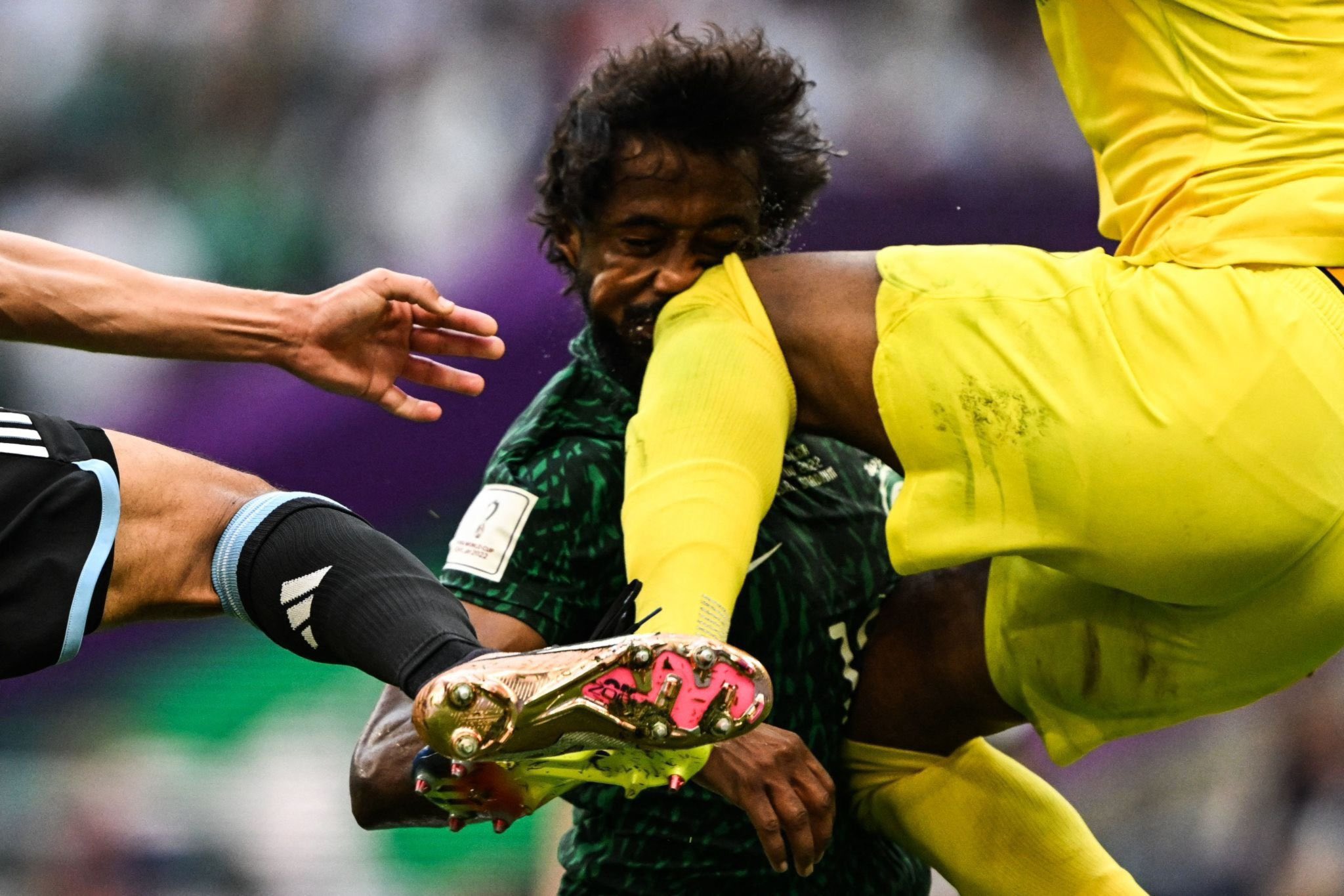 لاعب المنتخب السعودي ياسر الشهراني يطلب من جمهوره الدعاء له بالشفاء