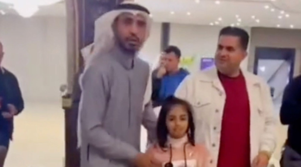 مواطن سعودي يقدم ابنته هدية لرجل عراقي